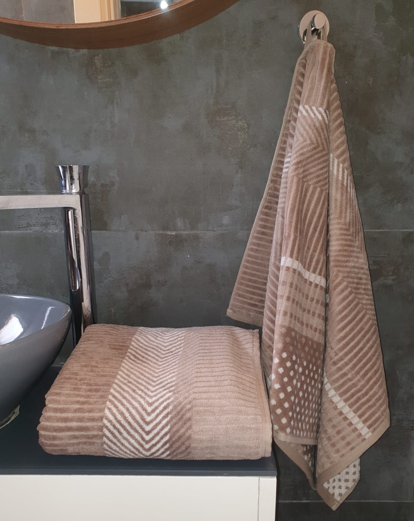 מגבת 100% כותנה דגם נקודות ,צבע מוקה