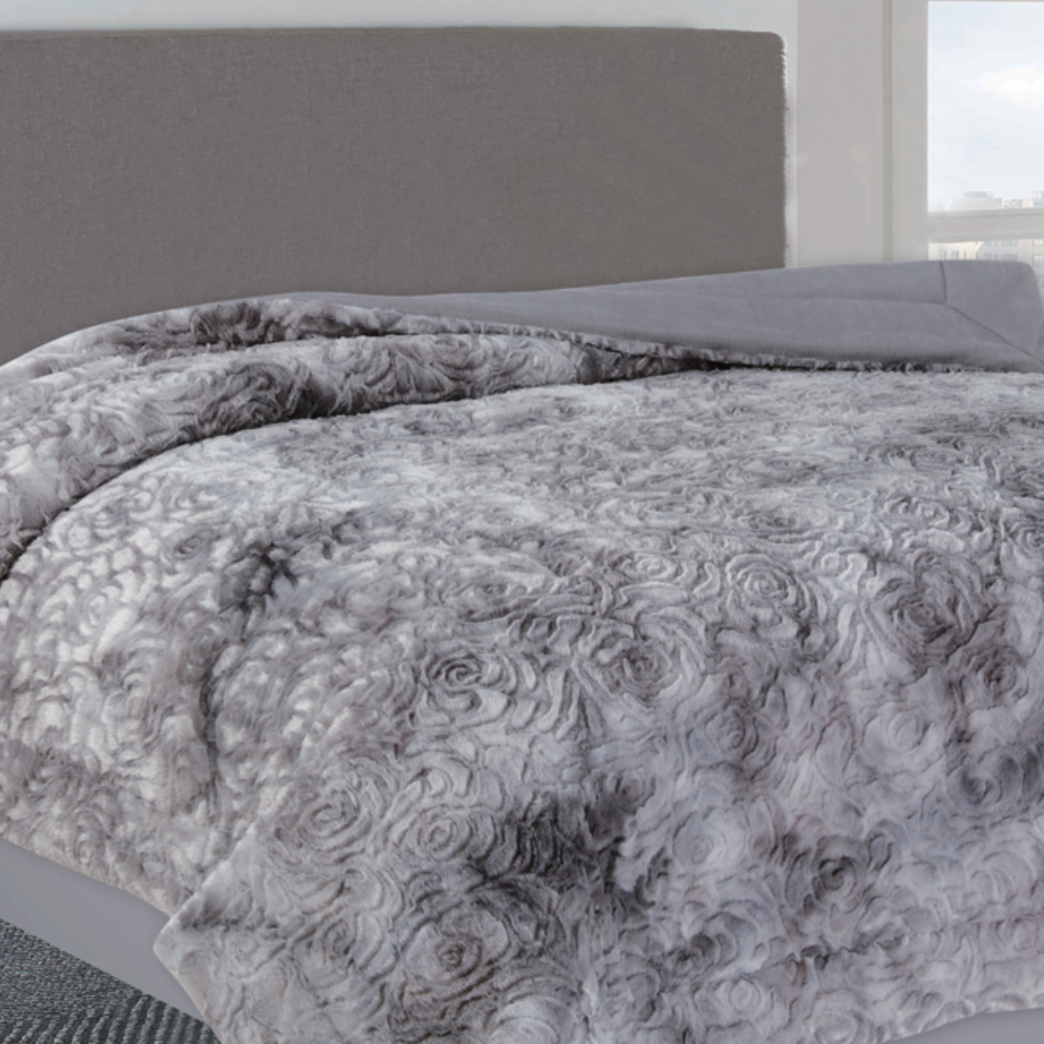 שמיכת קטיפה בצבע אפור